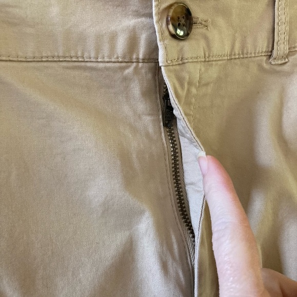 Women Old Navy Everyday High Rise tan khaki chino shorts size 18 - NWT - Picture 3 of 10